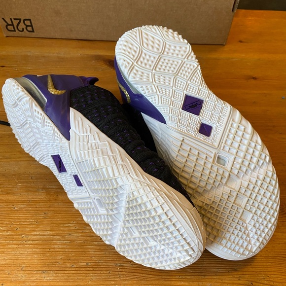 Nike LeBron 18 shoes size 7Y - Picture 2 of 5